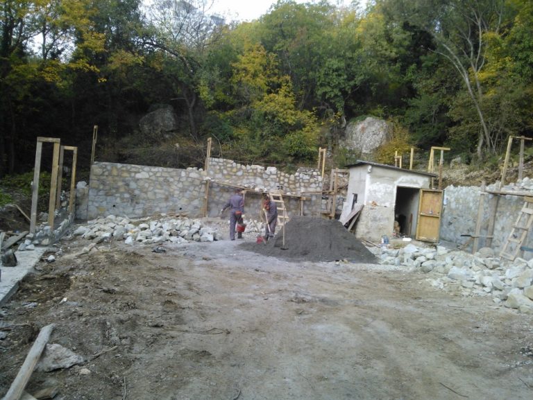 Строительство бутовой стены в Кореизе фото со стройки дома