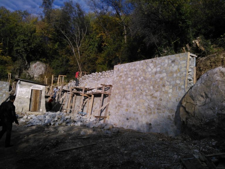 Строительство бутовой стены в Кореизе фото со стройки дома