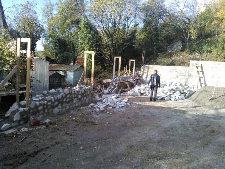 Строительство бутовой стены в Кореизе фото со стройки дома