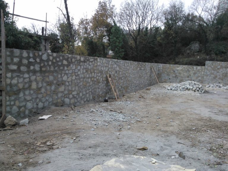 Строительство бутовой стены в Кореизе фото со стройки дома